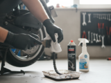 découvrez nos conseils pratiques pour nettoyer et entretenir efficacement la chaîne de son scooter, assurant ainsi sa longévité et des performances optimales.